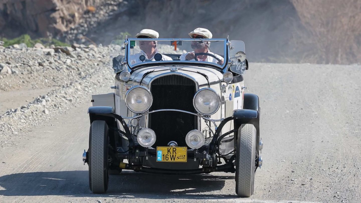 Oldtimer auf einer Fahrbahn