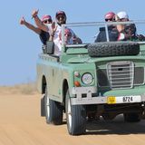 Menschen auf einem Land Rover in der Wüste