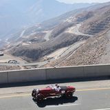 Aussicht auf Straßen zwischen den Bergen