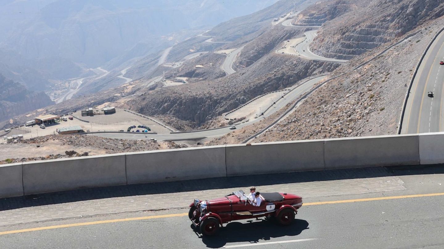Aussicht auf Straßen zwischen den Bergen