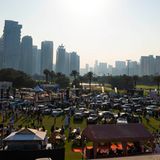 Oldtimerevent, im Hintergrund die Skyline