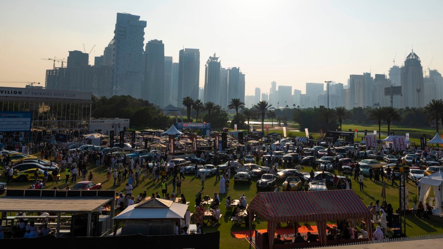 Oldtimerevent, im Hintergrund die Skyline