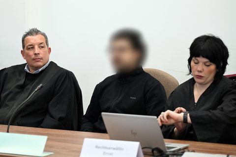 Der Angeklagte soll unter anderem Folterungen und Explosionen in Auftrag gegeben haben. Foto: Federico Gambarini/dpa