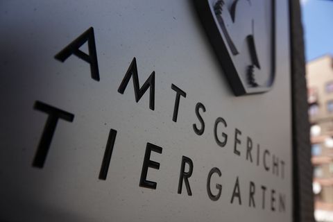 Zwei Männer, die zur linksextremen Szene gehören sollen, stehen nach einem Angriff auf einen Rechtsextremisten vor Gericht. (Sym