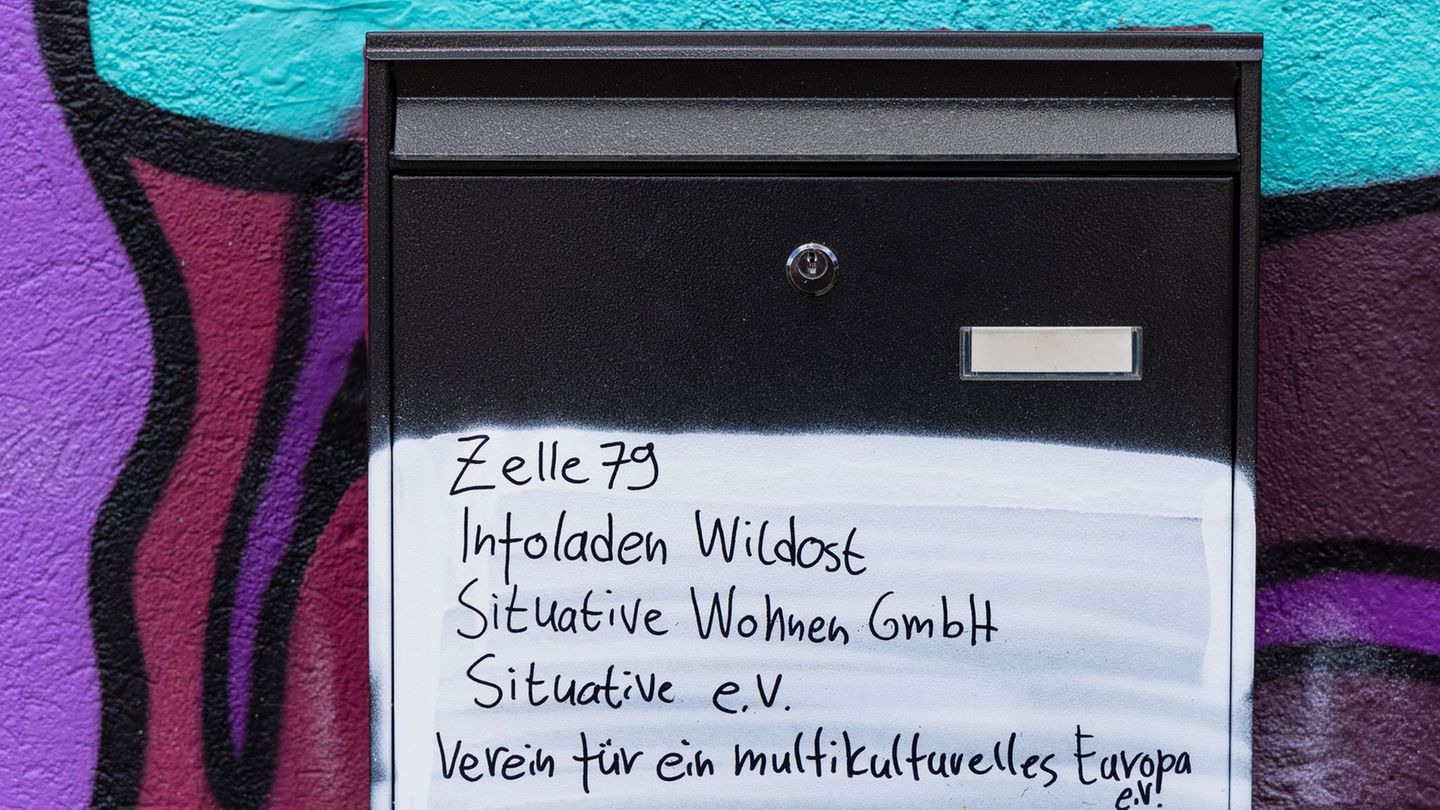 Wieder ist das alternative Wohnprojekt "Zelle 79" in Cottbus angegriffen worden. Ein Böller zerstörte am Sonntagabend den Briefk