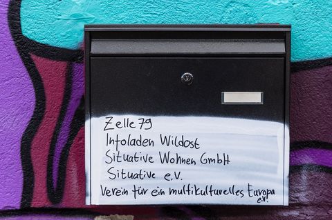 Wieder ist das alternative Wohnprojekt "Zelle 79" in Cottbus angegriffen worden. Ein Böller zerstörte am Sonntagabend den Briefk