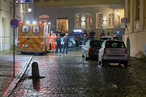 Mit einem Schuss ins Bein hat die Polizei in Ansbach am Samstag einen 47-Jährigen gestoppt, der ein Messer bei sich gehabt haben