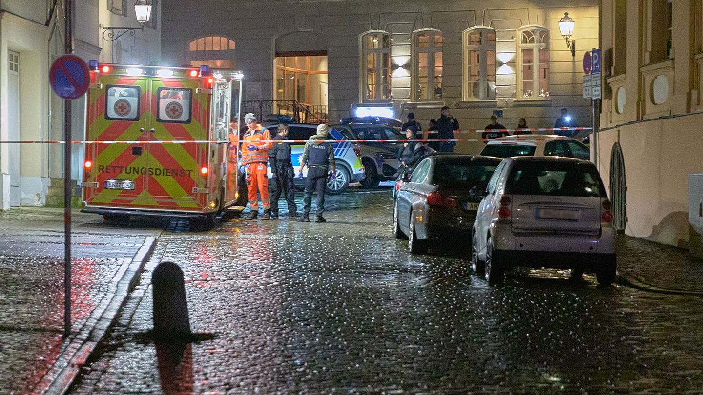 Mit einem Schuss ins Bein hat die Polizei in Ansbach am Samstag einen 47-Jährigen gestoppt, der ein Messer bei sich gehabt haben