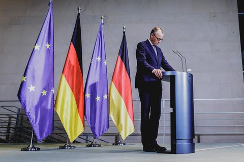 Friedrich Merz am Rednerpult nach der Abstimmung zum Rentenpaket