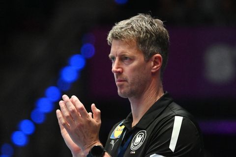 Handball-Bundestrainer Markus Gaugisch erhält Unterstützung von seinen Schülern. Foto: Marijan Murat/dpa