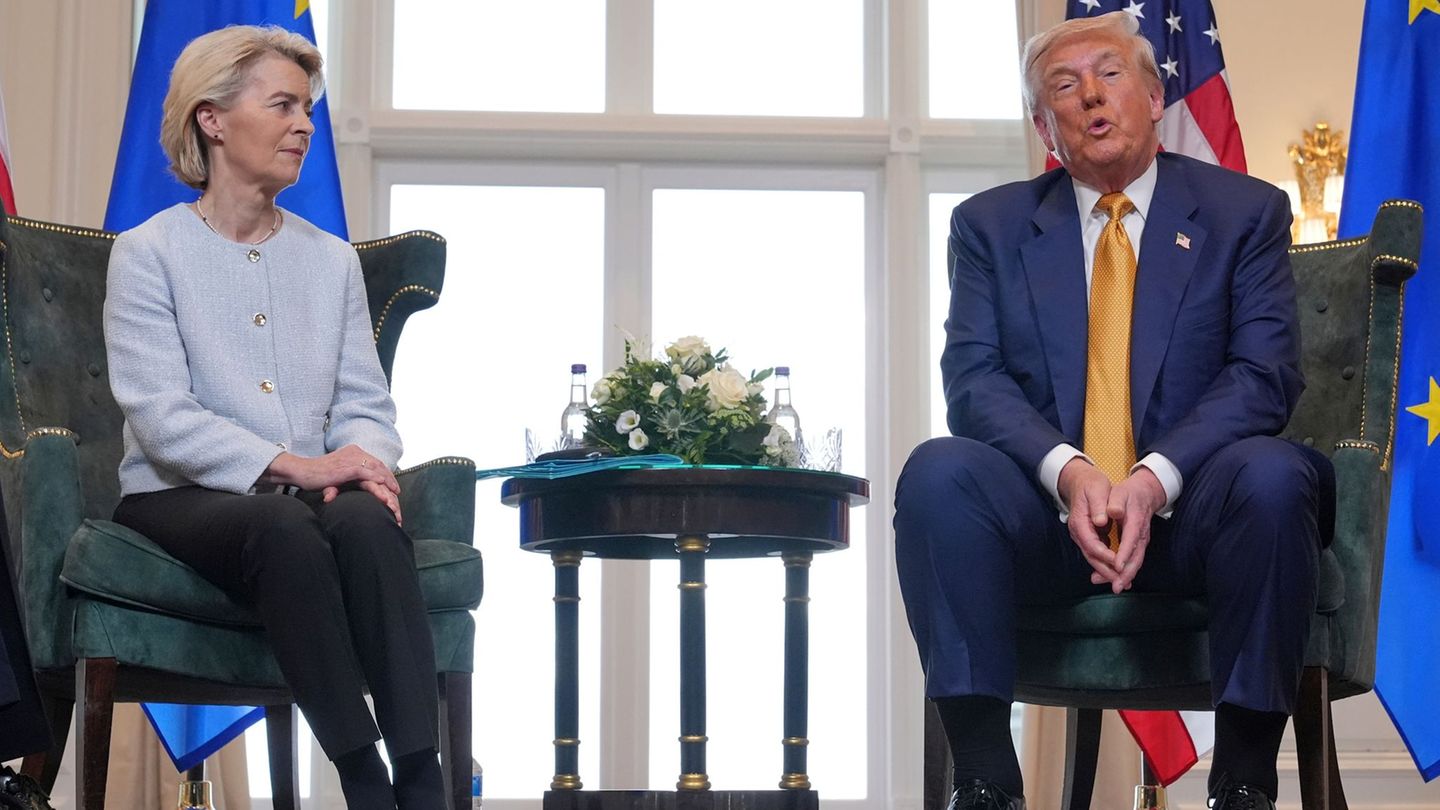 Skeptischer Blick: die EU-Kommissionschefin und der US-Präsident nach der Einigung im zähen Zollstreit. (Archivbild) Foto: Jacqu