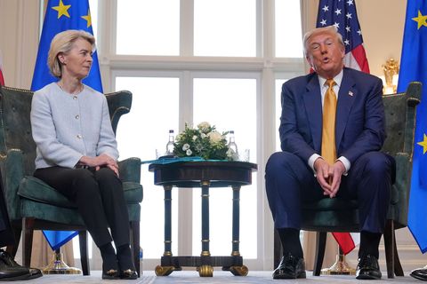 Skeptischer Blick: die EU-Kommissionschefin und der US-Präsident nach der Einigung im zähen Zollstreit. (Archivbild) Foto: Jacqu