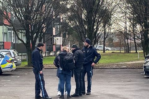 Ein 49-Jähriger soll auf offener Straße mit einem Küchenmesser auf seine Ex-Partnerin eingestochen und sie dabei tödlich verletz
