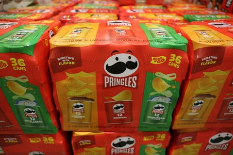 Packungen voller Pringles-Chips