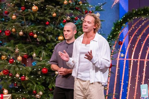 Titus Hüsken (rechts) und Franz Koller präsentieren Joy in der Weihnachtsausgabe der "Höhle der Löwen"