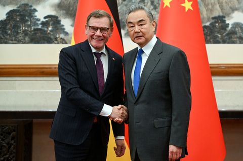 Beim Treffen von Außenminister Johann Wadephul (l., CDU) mit seinem chinesischen Kollegen Wang Yi geht es auch um Handelsbarrier