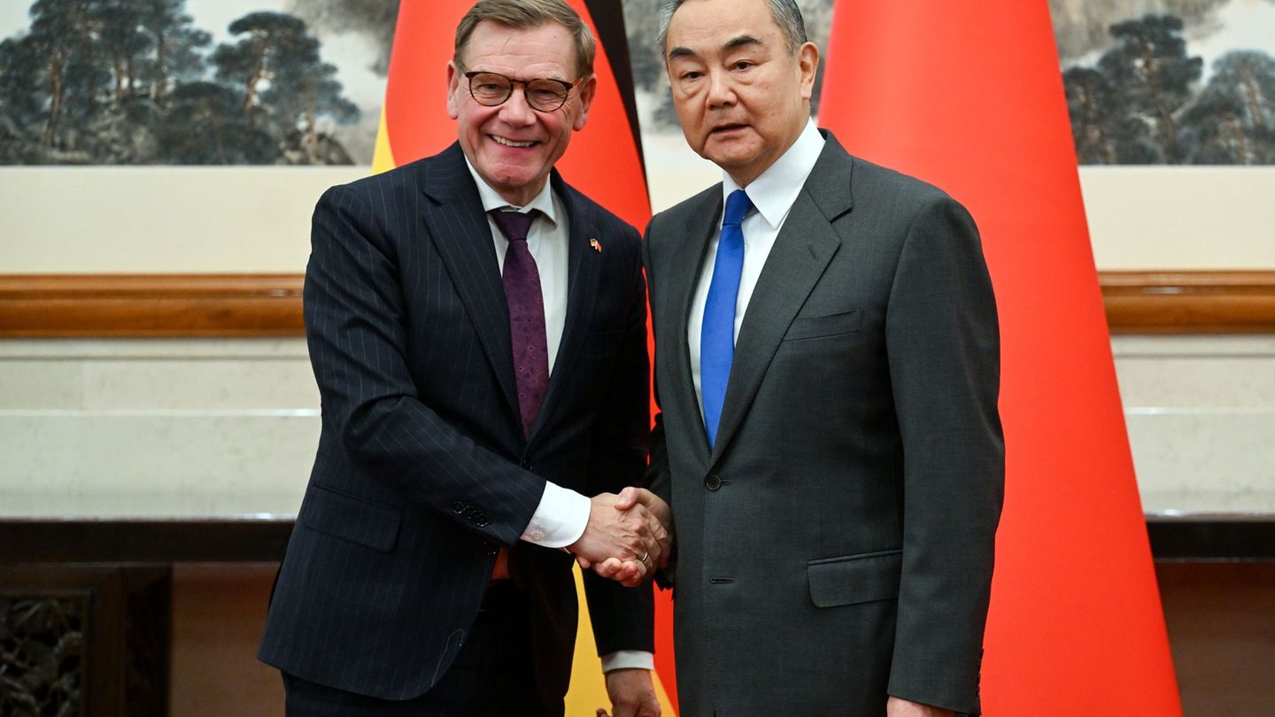 Beim Treffen von Außenminister Johann Wadephul (l., CDU) mit seinem chinesischen Kollegen Wang Yi geht es auch um Handelsbarrier