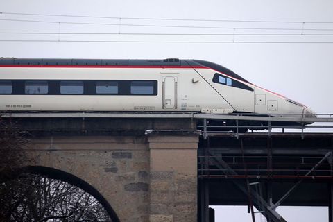 Auch die Eurocity-Express-Züge in Richtung Zürich sind von den Problemen betroffen. (Archivbild) Foto: Karl-Josef Hildenbrand/dp
