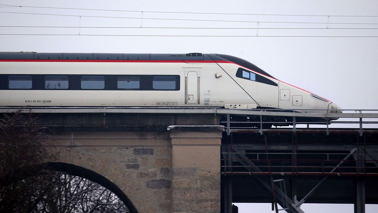 Auch die Eurocity-Express-Züge in Richtung Zürich sind von den Problemen betroffen. (Archivbild) Foto: Karl-Josef Hildenbrand/dp