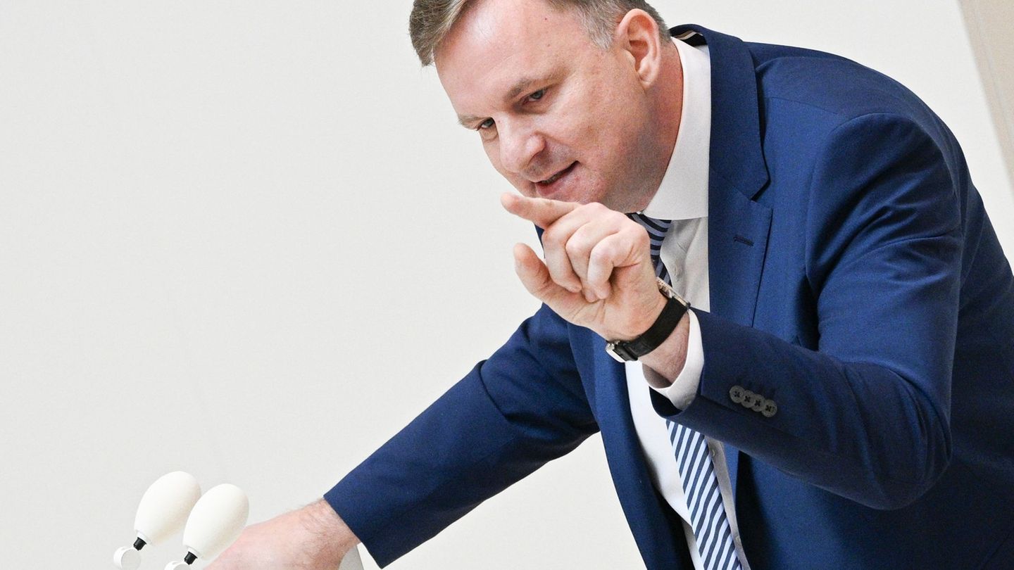 Der CDU-Finanzpolitiker Steeven Bretz fordert von der Landesregierung mehr Details über die geplanten Projekte im Milliardenpake