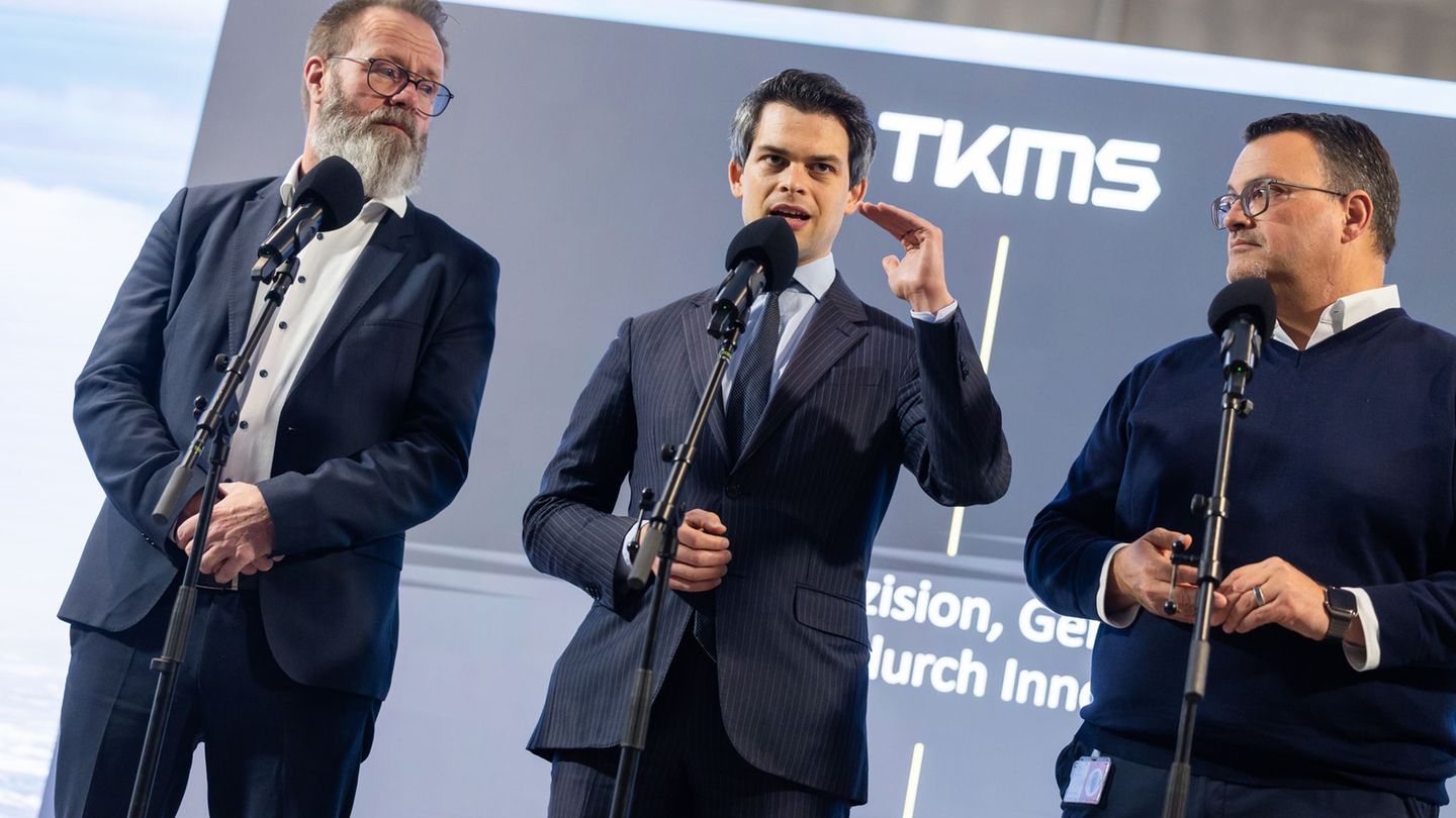 Der maritime Beauftragte der Bundesregierung, Christoph Ploß (Mitte) spricht in Kiel mit Wirtschaftsminister Claus Ruhe Madsen (