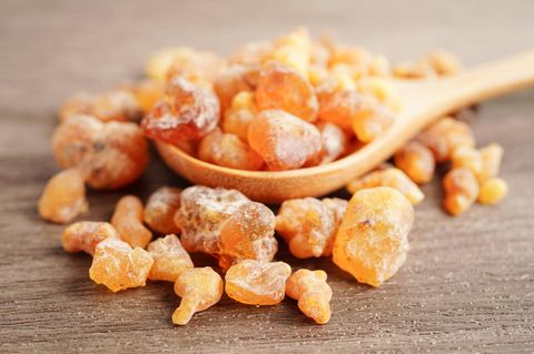 Myrrhe wird aus dem Harz des Myrrhenbaumes gewonnen. Schon in der Antike galt sie als Heilmittel