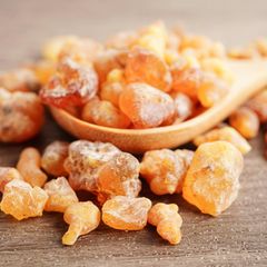 Myrrhe wird aus dem Harz des Myrrhenbaumes gewonnen. Schon in der Antike galt sie als Heilmittel