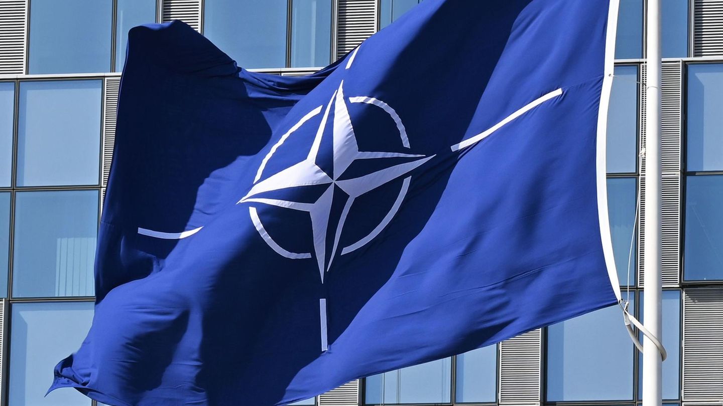 Eine Flagge der Nato vor dem Nato-Hauptquartier in Brüssel: Auch Mitarbeiter des Verteidigungsbündnisses stehen unter Verdacht