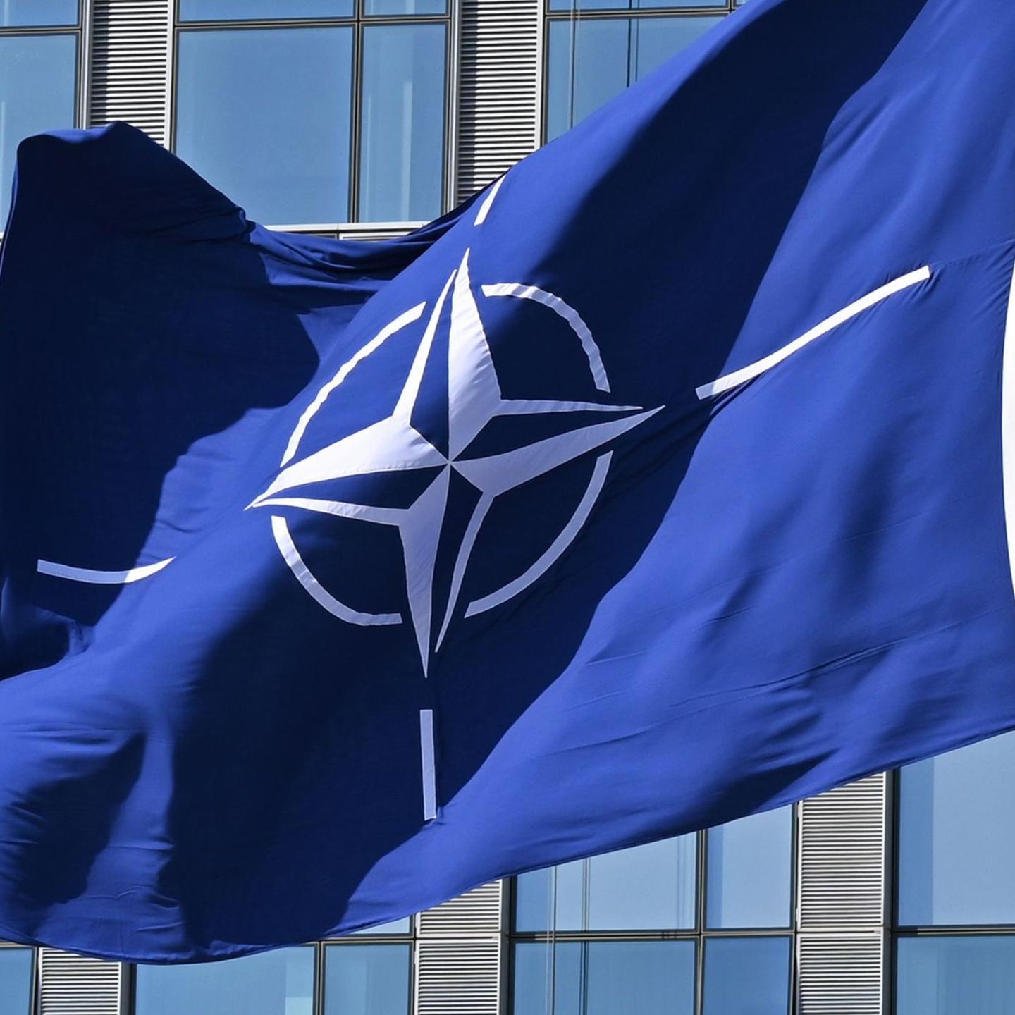 Eine Flagge der Nato vor dem Nato-Hauptquartier in Brüssel: Auch Mitarbeiter des Verteidigungsbündnisses stehen unter Verdacht