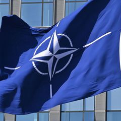 Eine Flagge der Nato vor dem Nato-Hauptquartier in Brüssel: Auch Mitarbeiter des Verteidigungsbündnisses stehen unter Verdacht