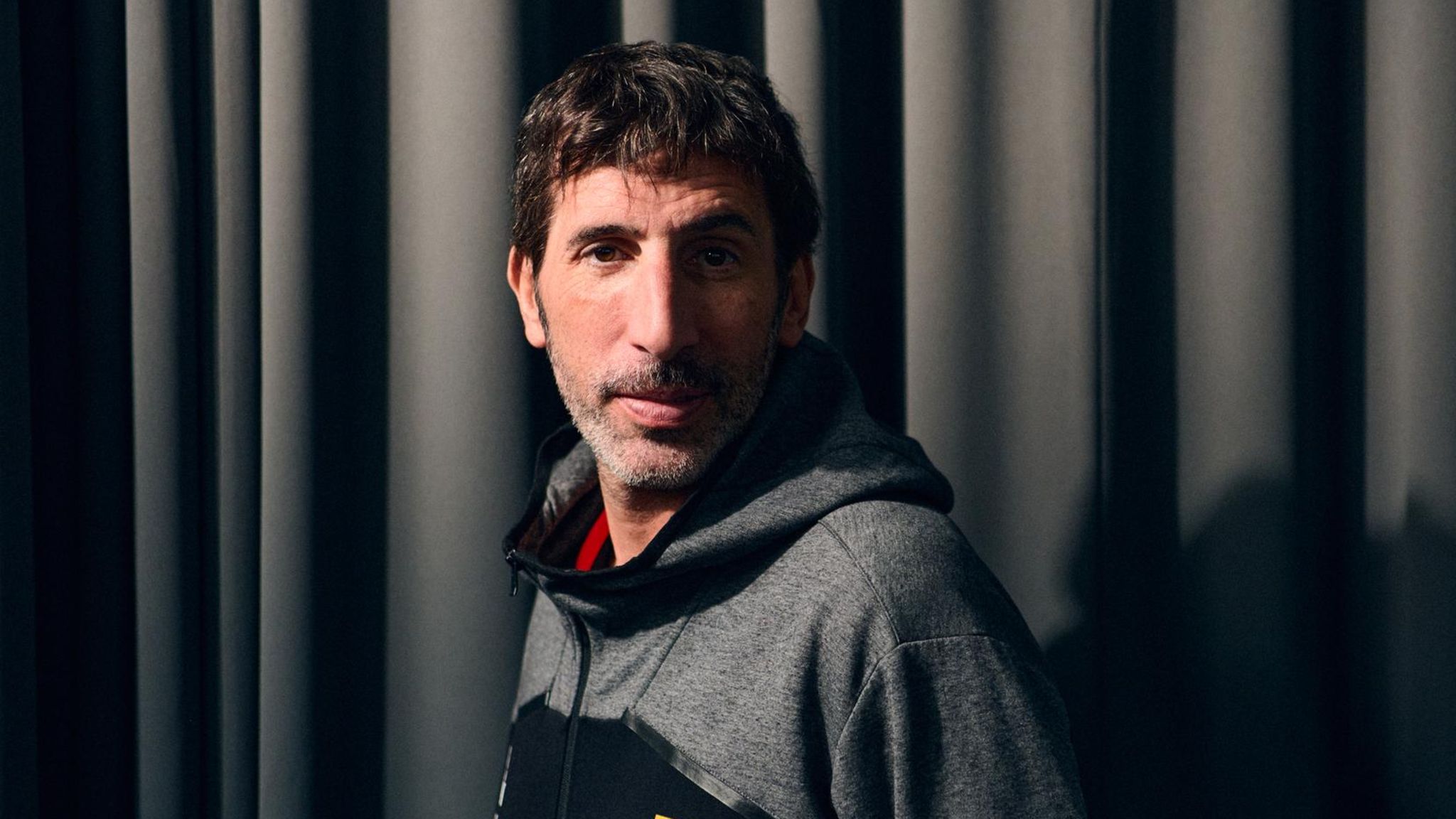 Basketball-Bundestrainer Alex Mumbru blickt beim stern-Shooting in die Kamera