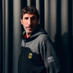 Basketball-Bundestrainer Alex Mumbru blickt beim stern-Shooting in die Kamera