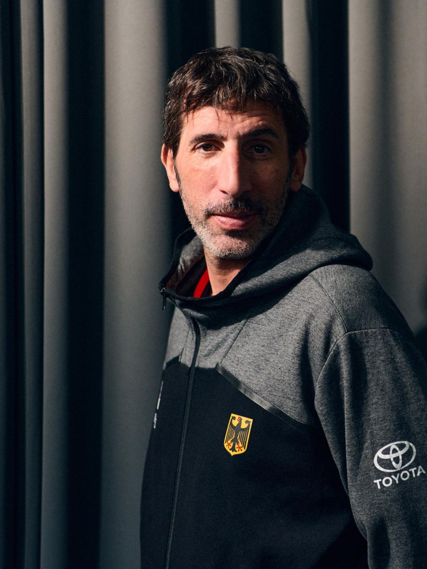 Basketball-Bundestrainer Alex Mumbru blickt beim stern-Shooting in die Kamera