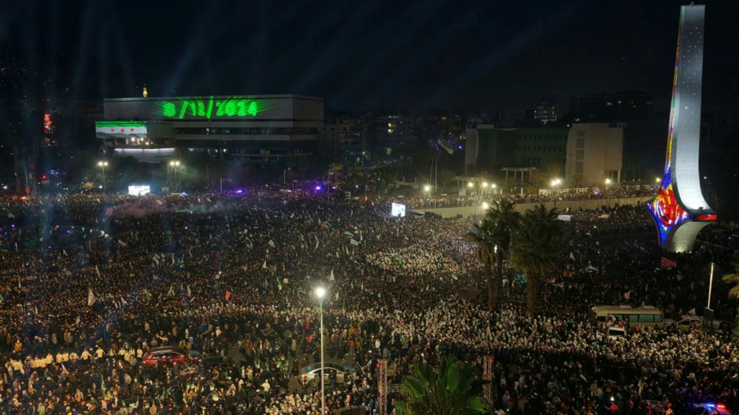 Tausende feiern den Jahrestag auf dem Umajjaden-Platz