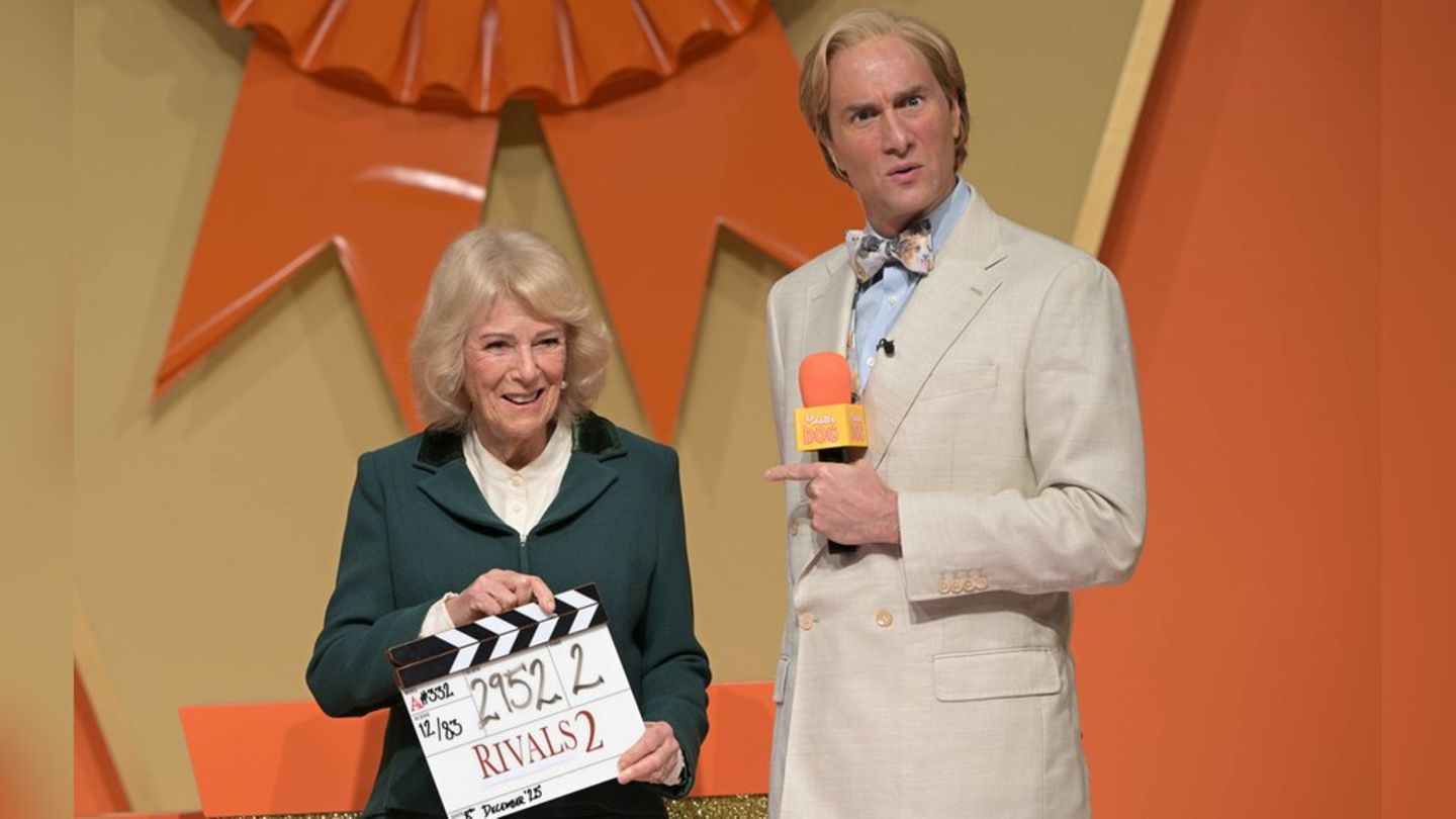 Königin Camilla mit Schauspieler Oliver Chris am Set von "Rivals".
