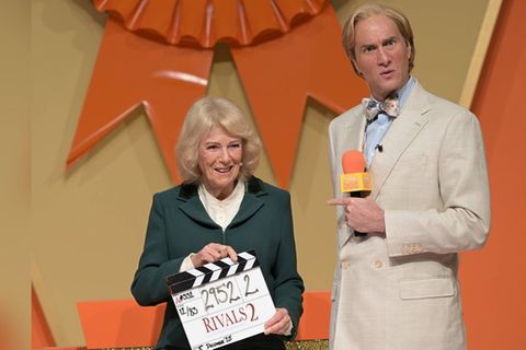 Königin Camilla mit Schauspieler Oliver Chris am Set von "Rivals".