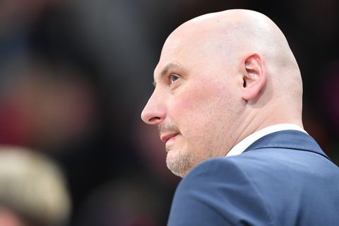 Rostocks Trainer Przemyslaw Frasunkiewicz freut sich über den Sieg gegen Bamberg. (Archivbild) Foto: Michael Schwartz/dpa