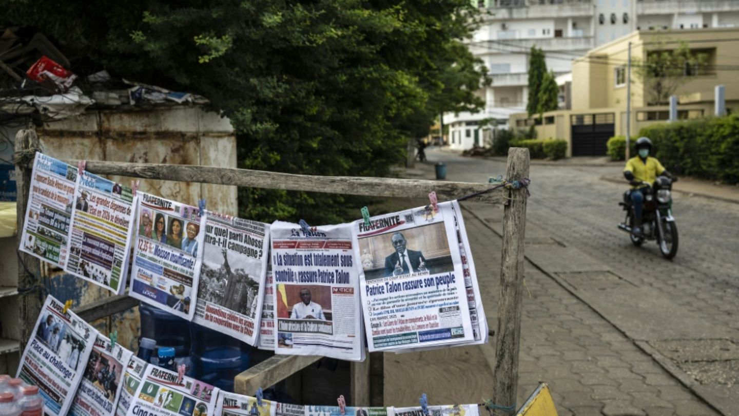 Zeitungs-Verkaufsstand in Cotonou am Montag