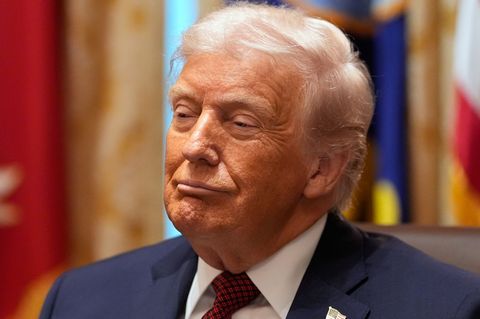 Trump stellt sich hinter seinen Verteidigungsminister Hegseth. Foto: Alex Brandon/AP/dpa