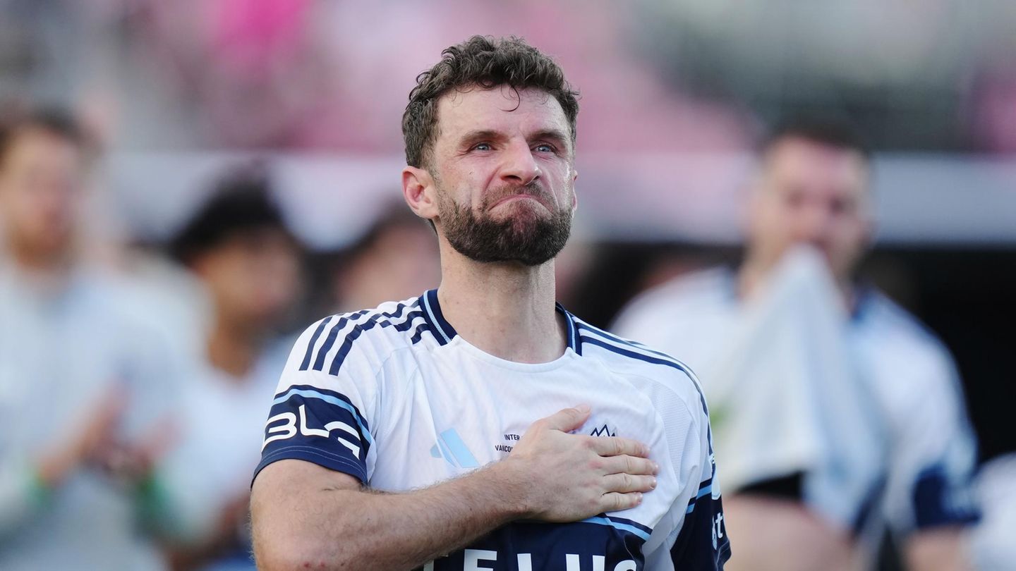 Thomas Müller hält sich mit entschlossenem Gesichtsausdrucl seine Rechte Hand auf das Vereinswappen der Vancouver Whitecaps