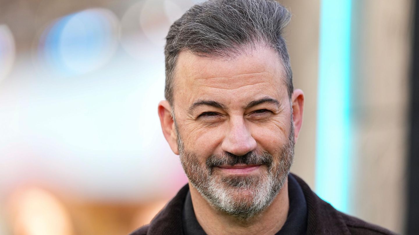 Jimmy Kimmel lächelt mit zusammengekniffenen Augen