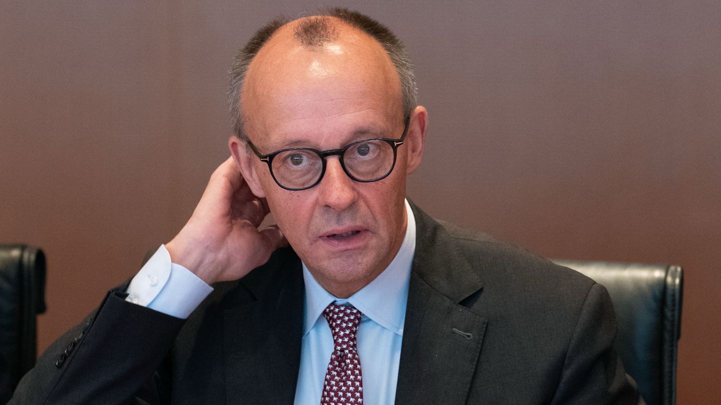 Bundeskanzler Friedrich Merz wird am Dienstag am rheinland-pfälzischen Kabinettstisch Platz nehmen. (Archivfoto) Foto: Michael K