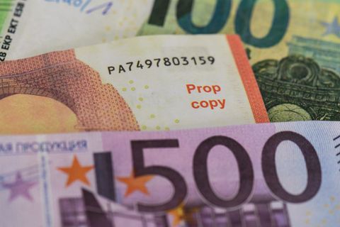 Ermittler aus Ingolstadt haben eine Falschgeld-Werkstatt ausgehoben. (Symbolbild) Foto: Boris Roessler/dpa