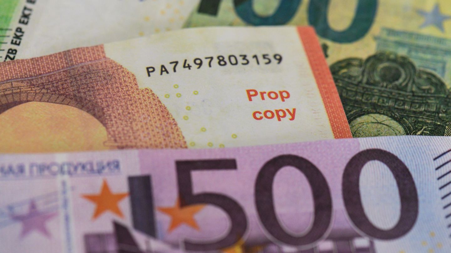 Ermittler aus Ingolstadt haben eine Falschgeld-Werkstatt ausgehoben. (Symbolbild) Foto: Boris Roessler/dpa