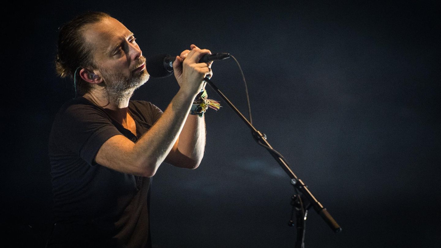 Thom Yorke, Sänger von Radiohead, steht mit geschlossenen Augen in Berlin auf der Bühne