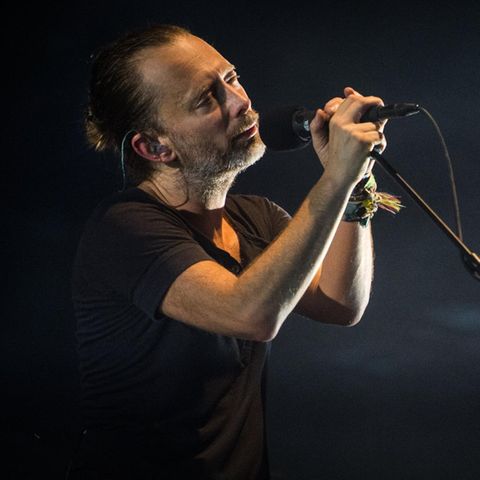 Thom Yorke, Sänger von Radiohead, steht mit geschlossenen Augen in Berlin auf der Bühne