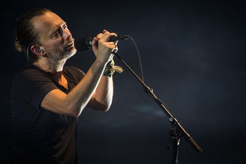 Thom Yorke, Sänger von Radiohead, steht mit geschlossenen Augen in Berlin auf der Bühne