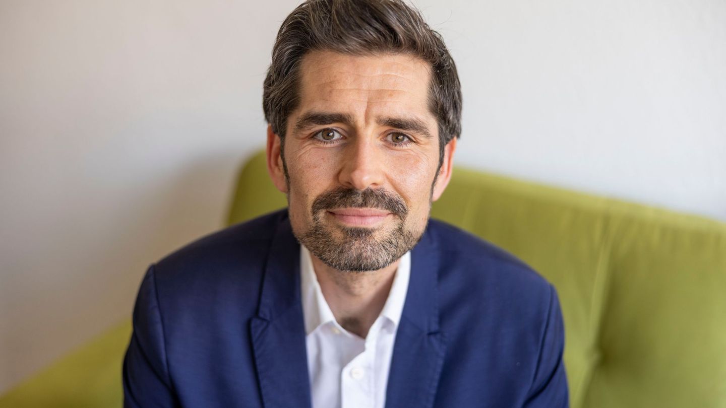 Bildungsminister Sven Teuber (SPD) macht Druck beim Digitalpakt für die Schulen. (Archivbild) Foto: Helmut Fricke/dpa