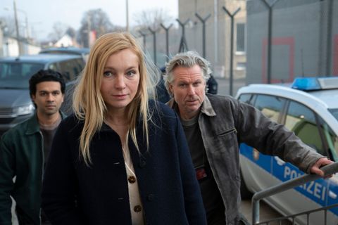 Tayfun Bastürk (Altamasch Noor, links), Judith Schrader (Nadja Uhl) und Jochen Montag (Dirk Borchardt) rücken zur Durchsuchung a