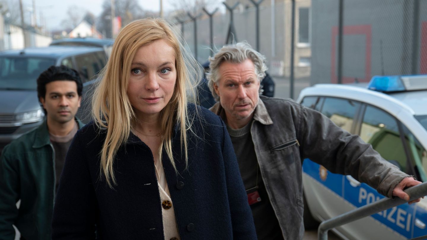 Tayfun Bastürk (Altamasch Noor, links), Judith Schrader (Nadja Uhl) und Jochen Montag (Dirk Borchardt) rücken zur Durchsuchung a